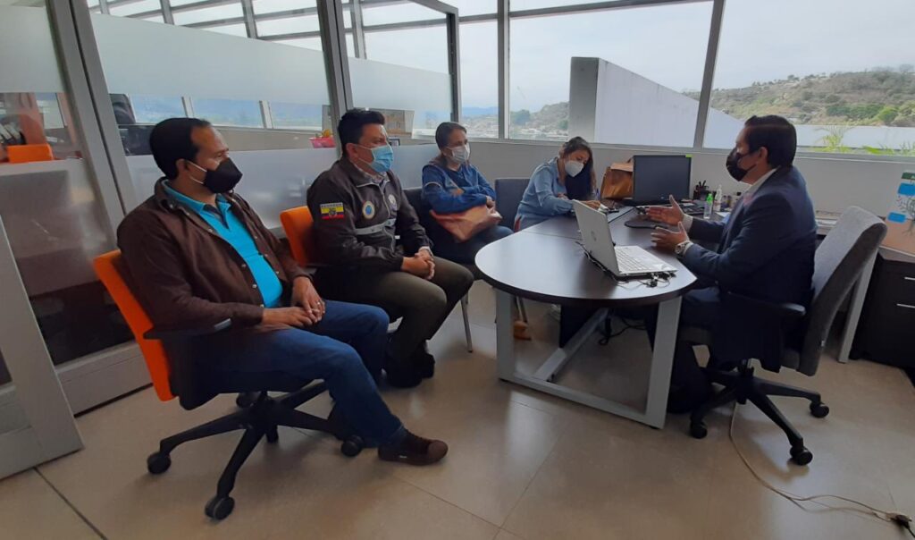 Reunión alrededor de una mesa redonda en una oficina.