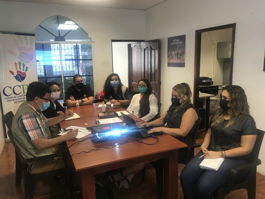 Reunión de trabajo con varias personas alrededor de una mesa.