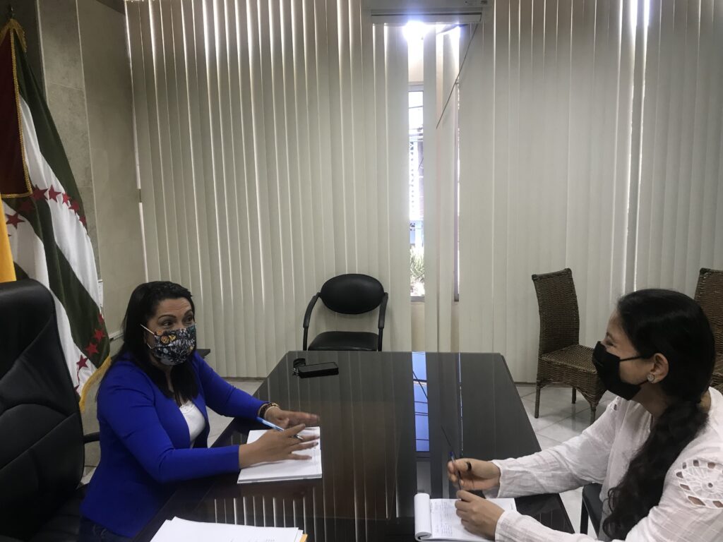 Reunión de trabajo en una oficina institucional.