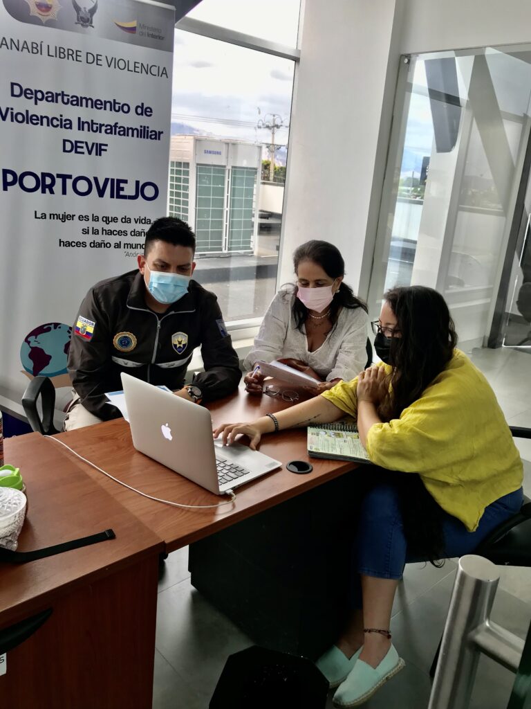 Reunión en el Departamento de Violencia Intrafamiliar (DEVIF) de Portoviejo.