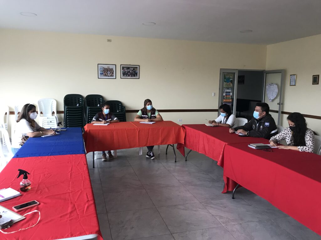 Encuentro en una sala con las mesas dispuestas en forma de U.