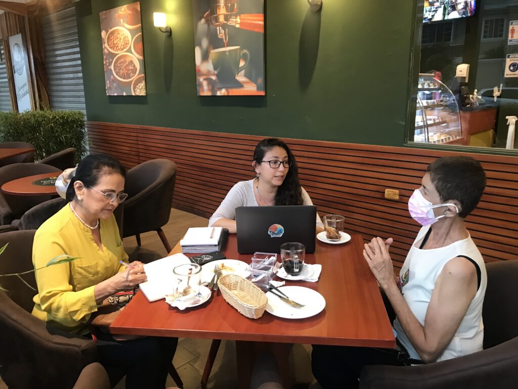 Encuentro de trabajo alrededor de una mesa.