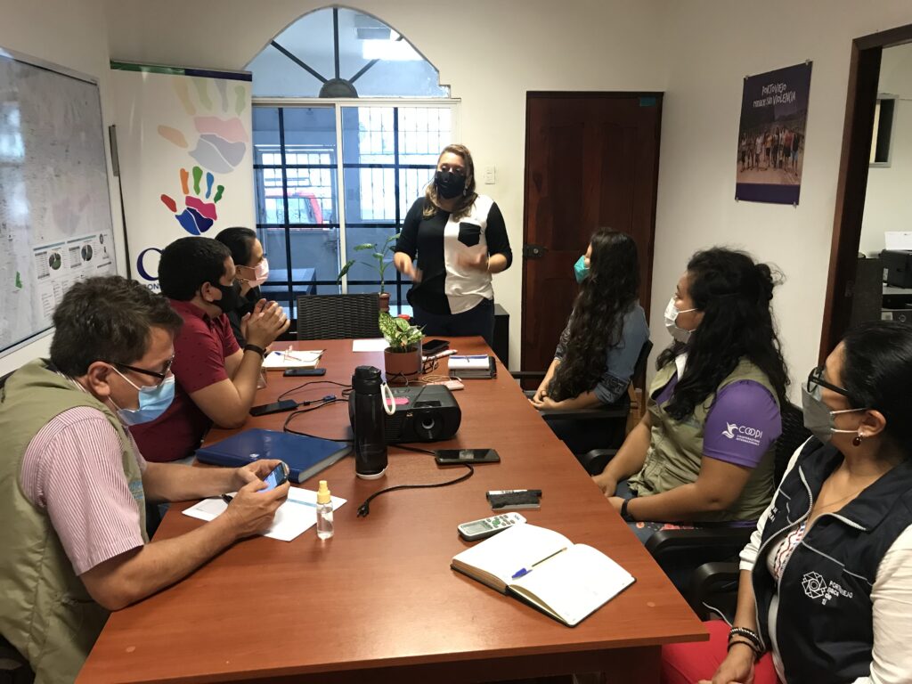 Mesa de trabajo con representantes de instituciones y organizaciones.