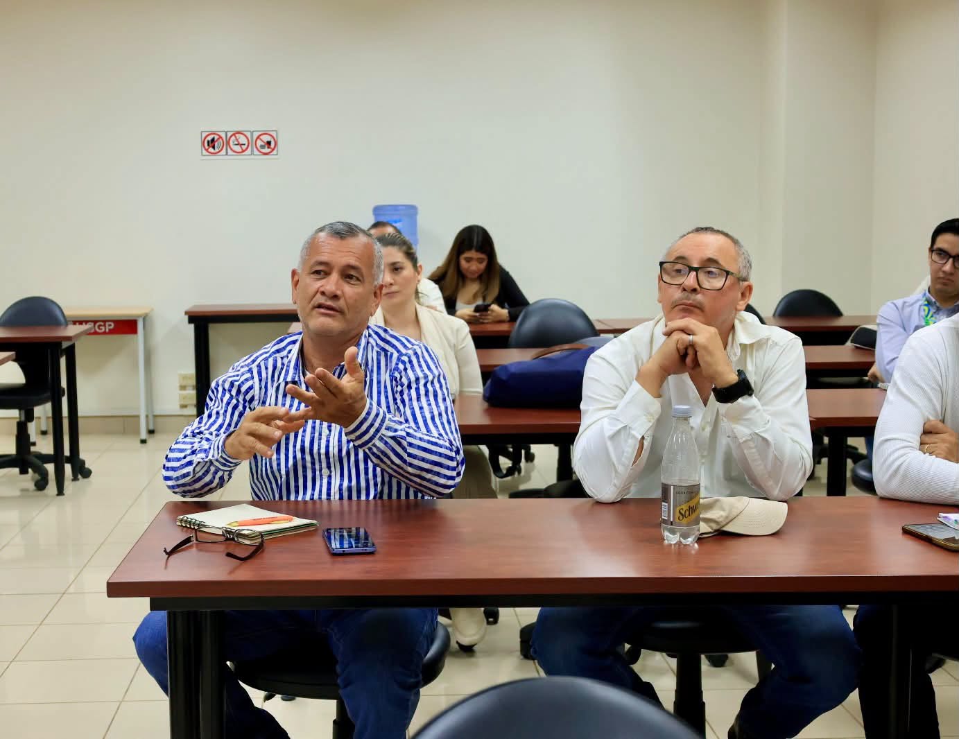 Participantes del taller intervienen desde sus puestos.