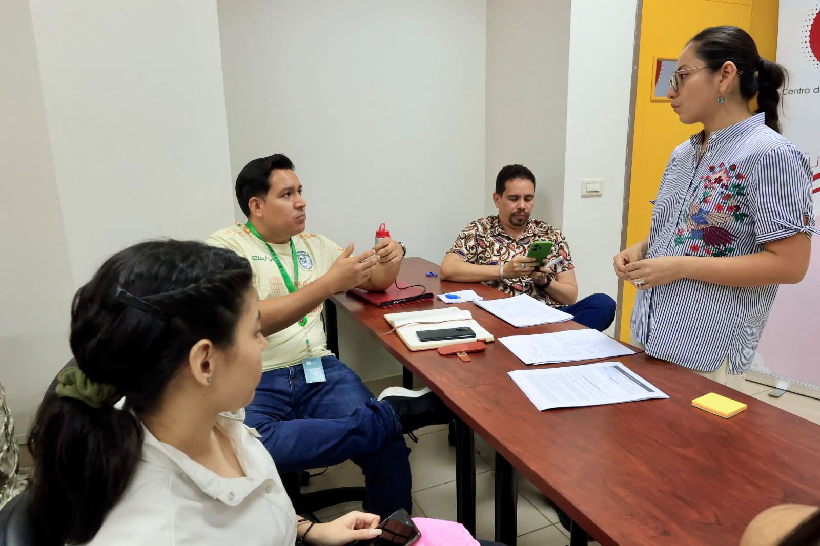 Trabajo en grupo alrededor de una mesa durante el taller.