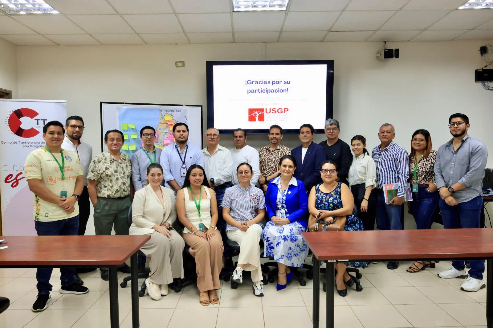 Foto de grupo de las personas participantes del taller junto a la pantalla «¡Gracias por su participación!».