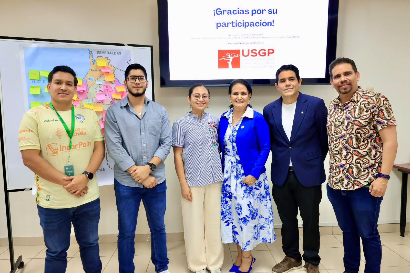 Parte del equipo del taller junto al mapa de Manabí.